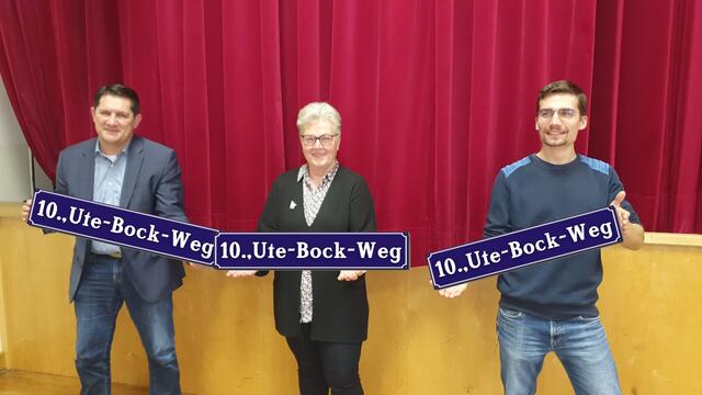 Alexander Prischl (SPÖ), Christine Hahn (Neos) und Viktor Schwabl (Grüne, v.l.) beim Beschluss des Ute-Bock-Wegs in der Bezirksvertretungssitzung.