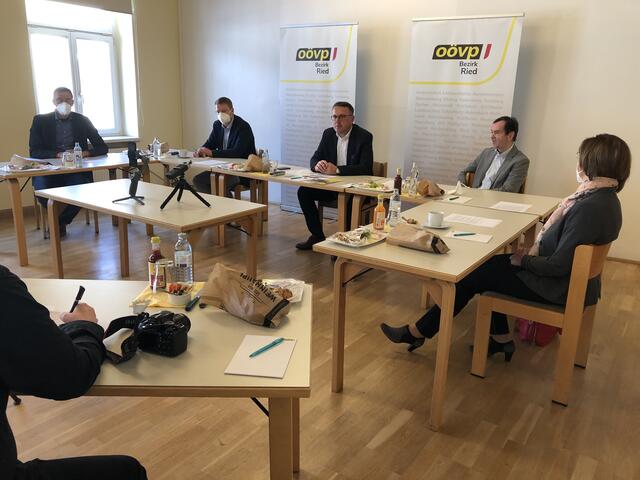 Bei der "Kennenlern-Pressekonferenz" (v.l.): Bürgermeister Eduard Seib, Nationalratsabgeordneter Manfred Hofinger, Bezirksparteiobmann Günther Lengauer, Landtagsabgordneter Alfred Frauscher, Vize-Bürgermeisterin Angela Helm | Foto: Nagl/BRS