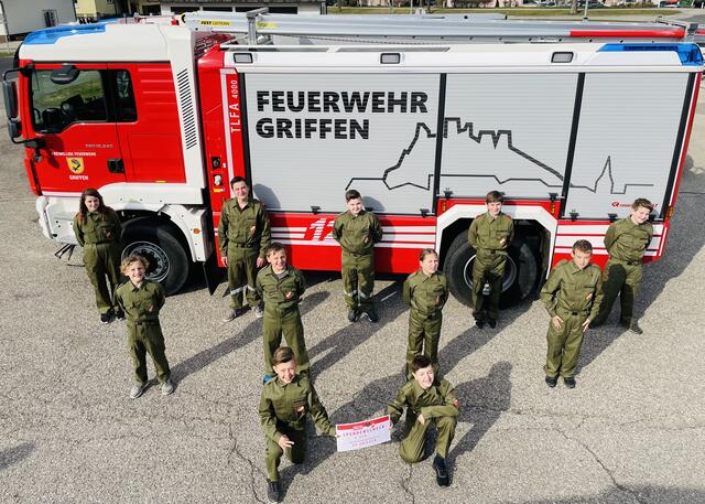 Die Griffner Feuerwehrjugend freut sich über die neuen Uniformen, die durch die Unterstützung aus dem Feuerwehrjugend-Fördertopf der Firma „Felix Austria“ und des Österreichischen Bundesfeuerwehrverbandes ermöglicht wurden. | Foto: FF Griffen