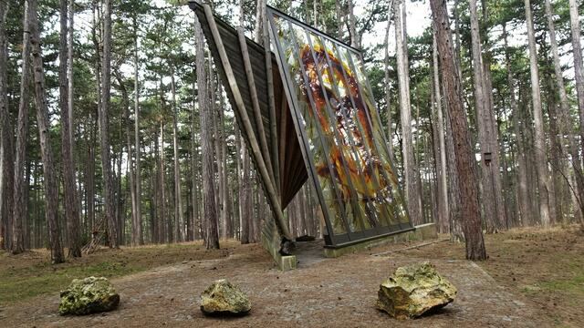 Die Kapelle wurde so gestaltet, dass sie an beiden Seiten offen ist. Der Eingang ist als Enge konzipiert, bei der man nach altem Glauben beim Hindurchgehen seine Sünden abstreift, ... | Foto: S.Plischek