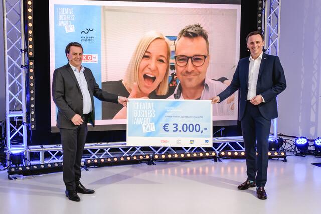 So sehen Sieger aus: Manuela Wieninger und Martin Wintersberger aus Mödling mit WKNÖ-Präsident Ecker und Wirtschaftslandesrat Jochen Danninger.