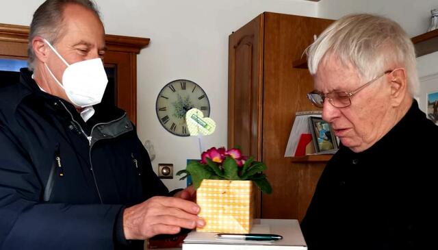 OPO Vzbgm. Peter Kirchengast gratulierte Franz Thomann ebenfalls zum 80. Geburtstag und übergab neben dem Blumengruß für die Gattin, die ÖVP Geschenks-Box.  | Foto: Privat