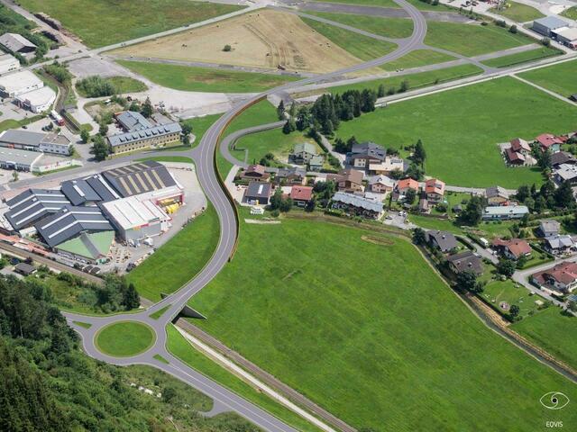 Entlastungsstraße in Schüttdorf/Zellermoose: Im Bild links sieht man die Unterführung für Fußgänger, Radfahrer und die Pinzgauer Lokalbahn.