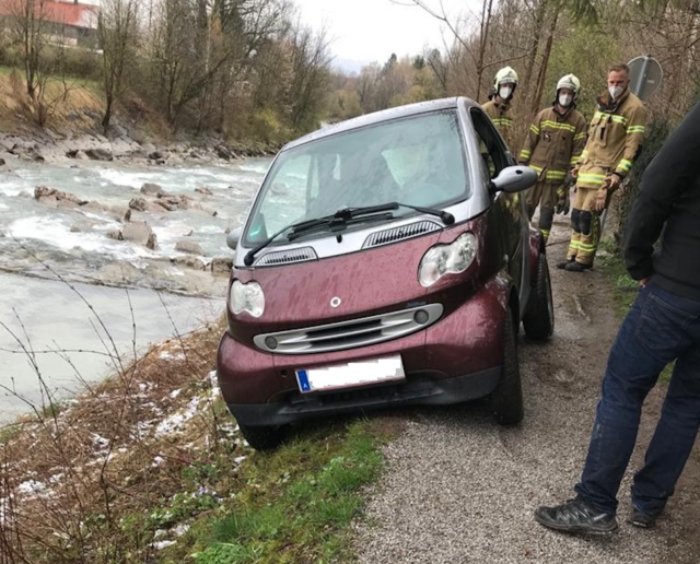 Die Feuerwehr Hallein musste zur Bergung ausrücken.