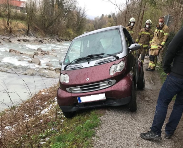 Die Feuerwehr Hallein musste zur Bergung ausrücken.  | Foto: LPD Salzburg