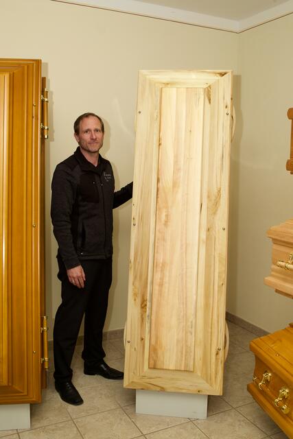 Bestatter Christian Garlik vor einem nachhaltigen Sarg.