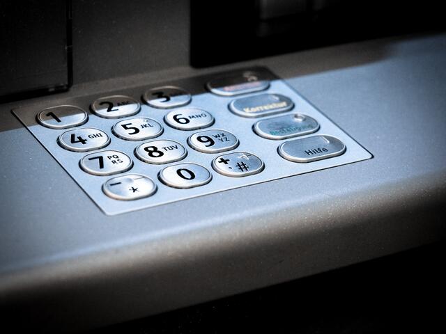 Geldautomat in der Bankfiliale