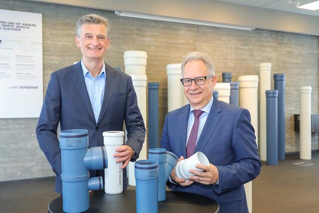 CFO Konstantin Urbanides und CEO Wolfgang Lux kündigen neues Investitionspaket für Standort Leonding an.