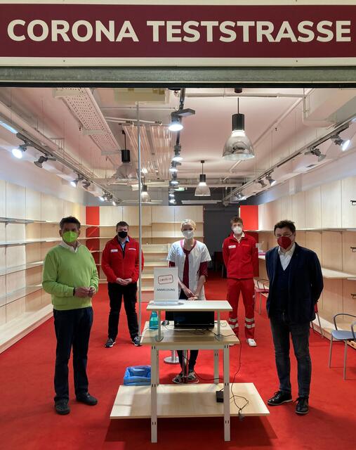 Helmut Baier (CCA-Apotheke), Herbert Haselsteiner (Bezirksstellengeschäftsführer Rotes Kreuz), Julia Leonhartsberger (CCA Apotheke), Sebastian Spreiz (Rotes Kreuz) und Hannes Grubner (Centerleiter CCA). | Foto: City Center Amstetten