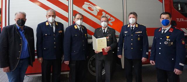Für besondere Verdienste um das Feuerwehrwesen ausgezeichnet wurde Kolonnenkommandant des Roten Kreuzes Feldkirchen Martin Katholnig.