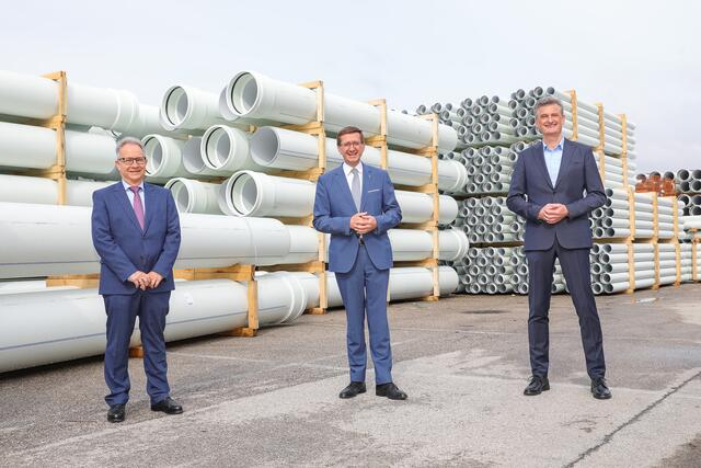 CEO Wolfgang Lux, Landesrat Markus Achleitner und CFO Konstantin Urbanides