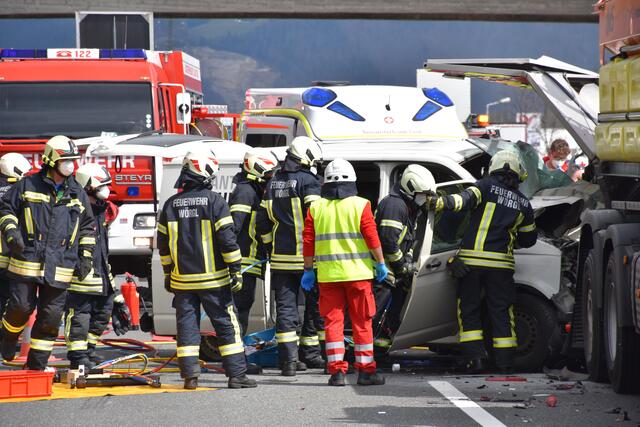 Der Lenker des Wagens wurde eingeklemmt und von der Freiwilligen Feuerwehr Wörgl mittels Bergeschere befreit.