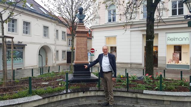 Stadtrat Leopold Lindebner neben dem Schöffel-Denkmal am Schrannenplatz
