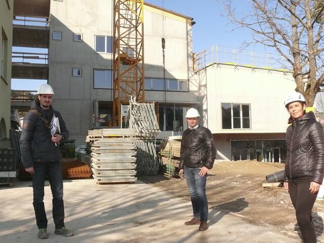 Christian Schweiger von der Bau Tech GmbH, Bürgermeister Oliver Felber und Bauingenieurin Susanne Brandner bei einer Baubesprechung auf der Baustelle (v.l.).