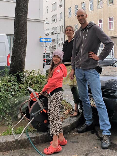 Die Gießpaten Barbara Huber und Marián Potočár.