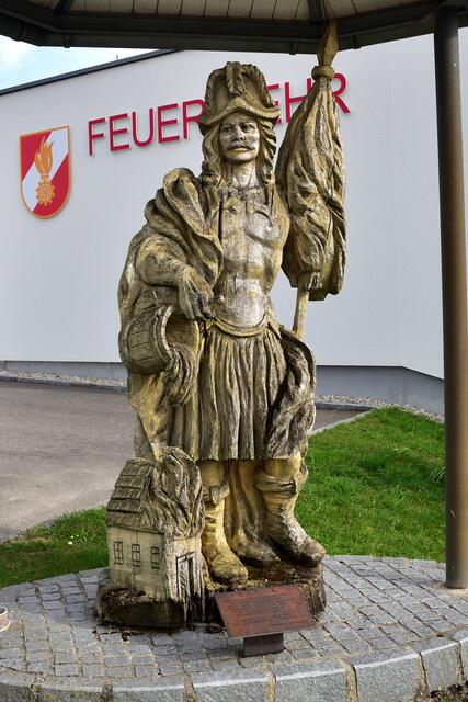 Hl. Florian vor der Freiwilligen Feuerwehr Allhartsberg.