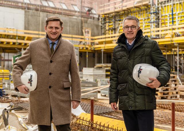 Lokalaugenschein auf der Baustelle: Bürgermeister Kurt Wallner mit Gerhard Samberger, dem Geschäftsführer der Live Congress Leoben BetriebsgmbH