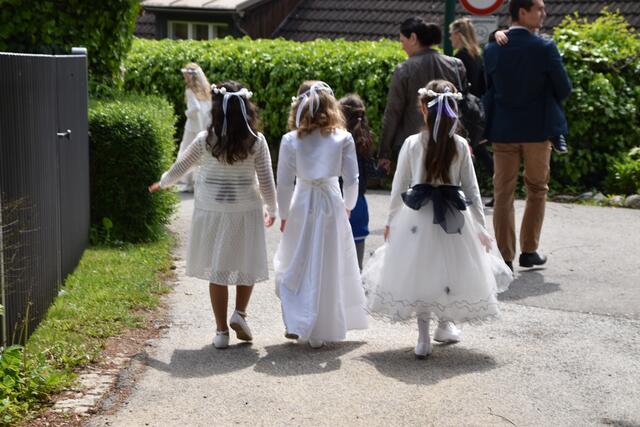 Das weiße Kleid zur Erstkommunion gehört für viele Mädchen dazu, heuer beschäftigen aber ganz andere Fragen. Was wird möglich sein?