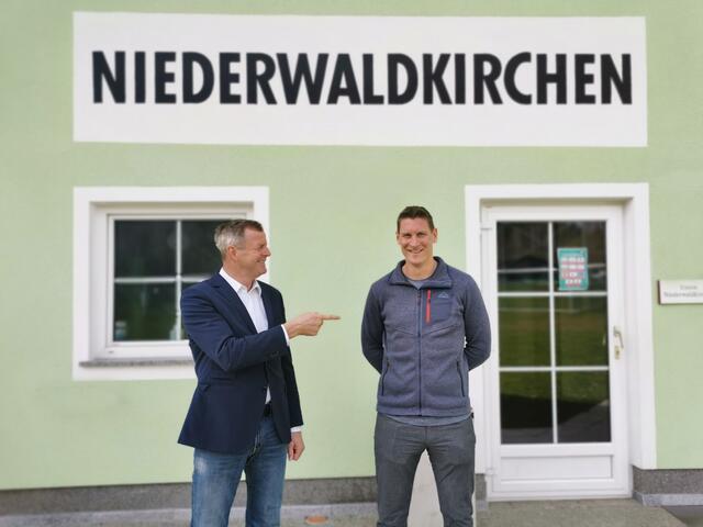 Heinrich Grillberger mit dem neuen Obmann Christian Leitner (v.l.). | Foto: Foto: SU Niederwaldkirchen