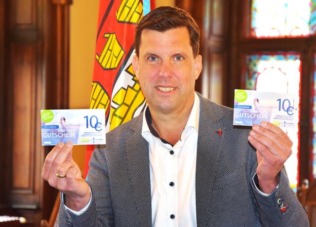 Bürgermeister Stefan Krapf mit den dreitausendfach rückvergüteten 20 Euro in Gmundner Einkaufsgutscheinen.
 | Foto: Stadtgemeinde Gmunden