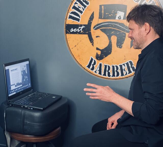 Im Jahr 2016 wurde Norbert Grabnegger in Paris von der weltweiten Vereinigung der Intercoiffure als einer der Besten seiner Zunft zum Ritter geadelt. Er ist der einzige aktive Kärntner Friseur im Ritterstand.