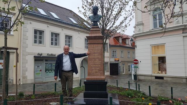 Stadtrat Leopold Lindebner neben dem Schöffel-Denkmal am Schrannenplatz