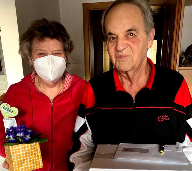 OPO Vzbgm. Peter Kirchengast überbrachte die Glückwünsche zum 80. Geburtstag an GR a.D. Richard Ebner. Gattin Anna bekam einen Blumengruß. | Foto: Peter Kirchengast