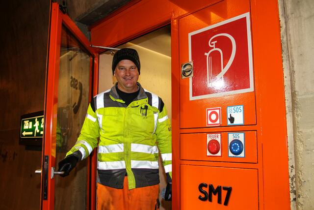 Vorarbeiter Josef Schmuck von der Straßenmeisterei Pinzgau im Schmittentunnel.
