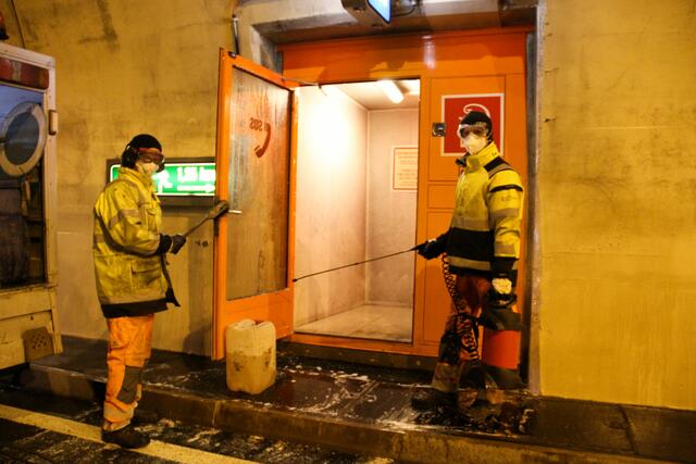 Florian Lerch und Christian Wallner reinigen die lebenswichtige Rettungsnische. Es wird nichts ausgelassen, den der Dreck kriecht in jede Ritze.