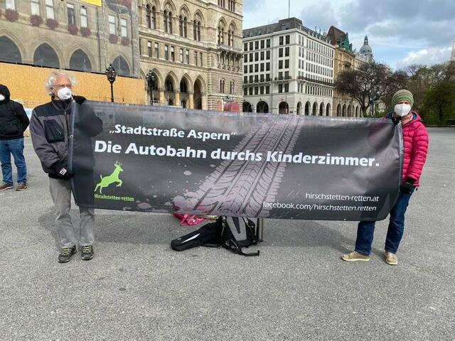 Die Bürgerinitiative "Hirschstetten-retten" protestierte vor dem Rathaus gegen die "Stadtstraße".