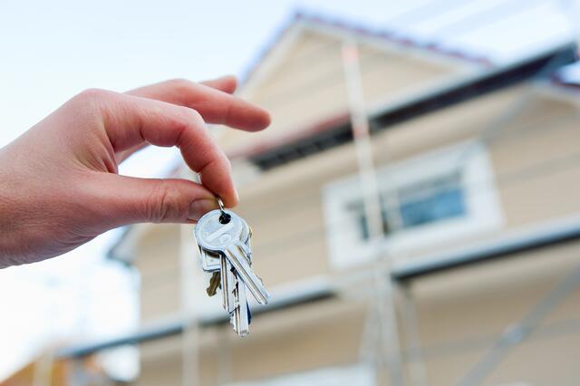 Das Bauhandbuch kann online gelesen oder kostenlos bestellt werden – Infos im Bericht. 
 | Foto: panthermedia/arnoaltix