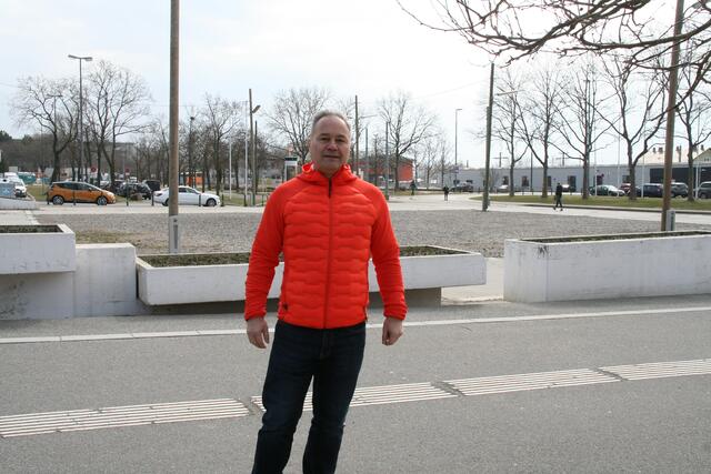Am Vorplatz des Kurparks gibt es Platz genug für einen temporären Eislaufplatz, so Bezirksvize Wolfgang Baumann (ÖVP).