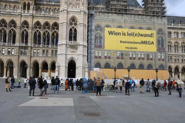 Zahlreiche Menschen fanden sich zum Protest vor dem Rathaus ein. | Foto: Hirschstetten-retten