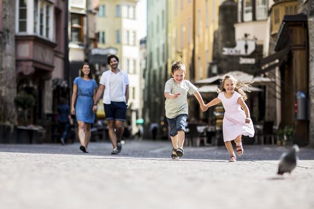 Ein Familienspaziergang in der Innsbrucker Altstadt inkl. Stadtturm-Besuch, bietet die ideale Gelegenheit Zeit mit der ganzen Familie zu verbringen.
