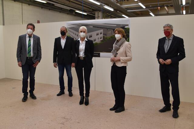 Bürgermeister Josef Müller, der technische Geschäftsführer Wolfgang Walzl, die kaufmännische Geschäftsführerin Erika Verachter, Landeshauptmann-Stellvertreterin Gaby Schaunig und Landeshauptmann Peter Kaiser.