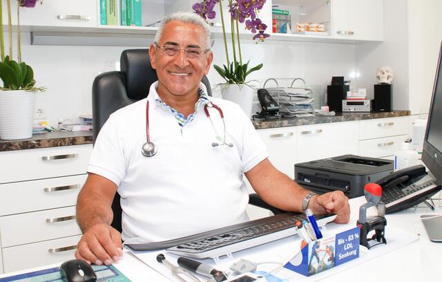 Hoss Jabarzadeh in seiner Praxis. Er erinnert seine Patienten auch andere Impfungen nicht zu übersehen, wie die Zeckenimpfung.
