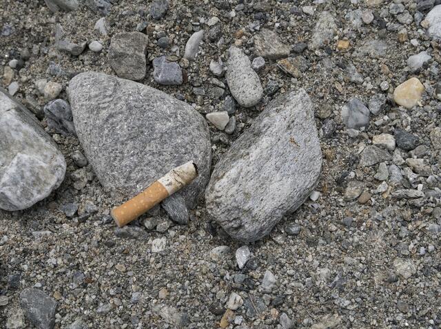 Achtlos weggeworfene Zigarettenstummel verschandeln die Landschaft und belasten unsere Umwelt.
