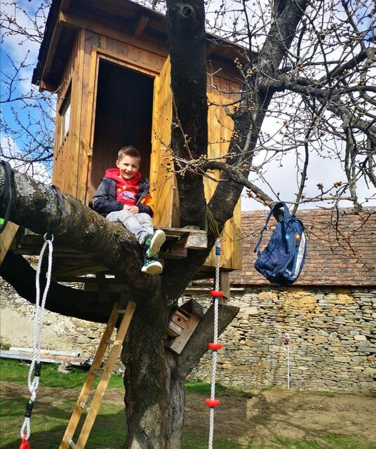 Tim Anglmayer (6) aus St. Bernhard vor seinem coolen Baumhaus - ein Abenteuerspielplatz für ihn und seine Freunde