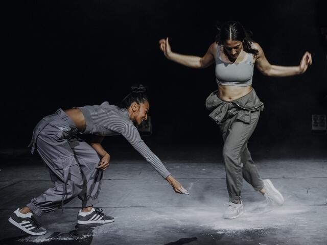 Farah Deen und Olivia Mitterhuemer wollen den Hip Hop und House Dance im Theater verbreiten.