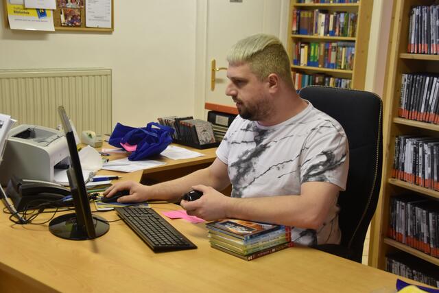 Michael Berger kümmert sich um die zurückgegeben Bücher. | Foto: Sara Handl