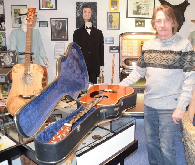 Sein größter Schatz war die signierte Gitarre, die dem Country-Star höchstpersönlich gehörte.