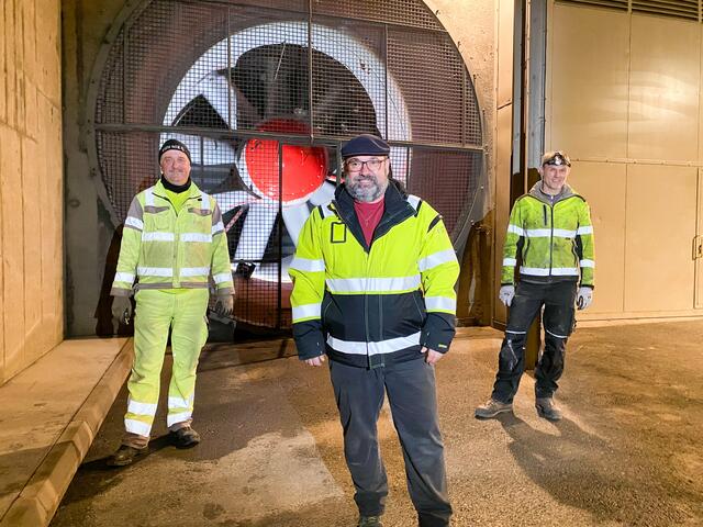 Sepp Streitberger (Mitte) leitet die Tunnelwarte. Mit Hannes Pirnbacher und Christian Bründlinger zeigte er uns das Herzstück der Belüftung.