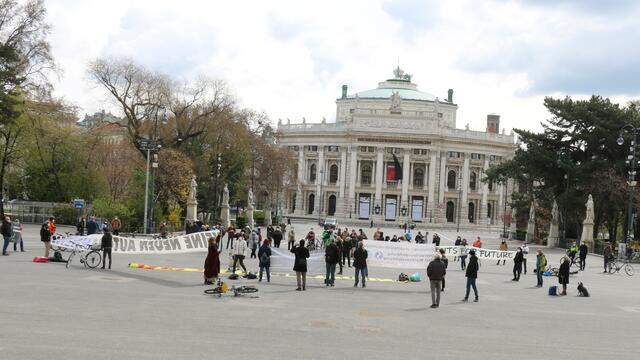 Nicht nur die Bewohner von Hirschstetten protestierten, auch "Fridays For Future" stand vor dem Rathaus.
