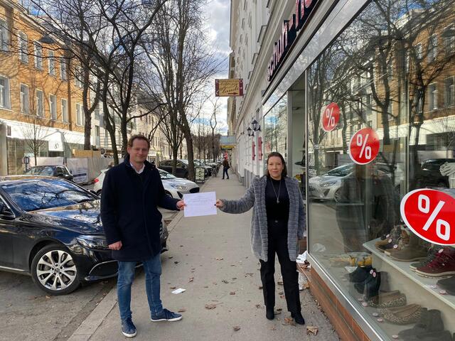 Die Döblingerin Marlene Krebitz (am Foto mit FPÖ-Bezirksobmann Klemens Resch) sammelte 2.000 Unterschriften gegen den Radweg. | Foto: Privat