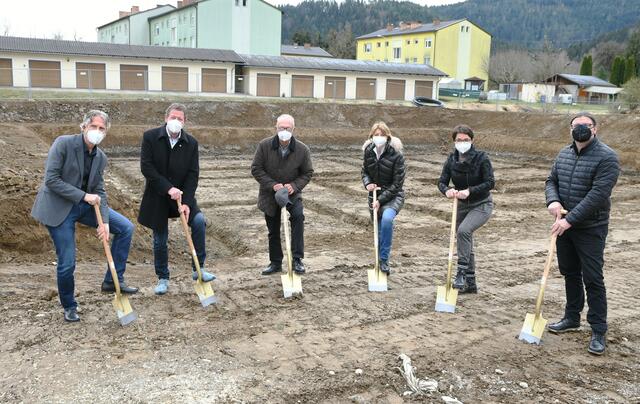 Landeshauptmann-Stellvertreterinnen Beate Prettner (2.v.r.) und Gaby Schaunig (3.v.r.), Bürgermeister Josef Müller (2.v.l.) mit Andreas Jesse (autArK Geschäftsführer, g.l.) und Vertretern des Wohnbauträgers beim Spatenstich des Wohnverbunds in Griffen.