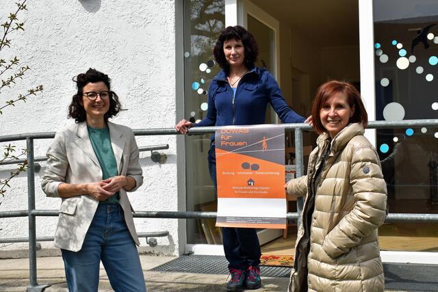 Besichtigung der neuen Räumlichkeiten in der Mößlgasse mit LRin Gabriele Fischer, Karin Bröckl (Mitarbeiterin der Sozialpädagogischen Wohngemeinschaft) und Julia Schratz (Geschäftsführerin von DOWAS für Frauen) | Foto: Land Tirol/Reichkendler