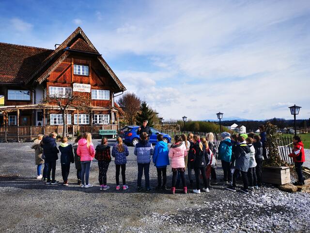 Unweit vom Café + Haus Ebner fand der erste Lokalaugenschein der Kinder aus der 3 b-Klasse der Volksschule St. Stefan ob Stainz gemeinsam mit Bgm. Stephan Oswald statt.