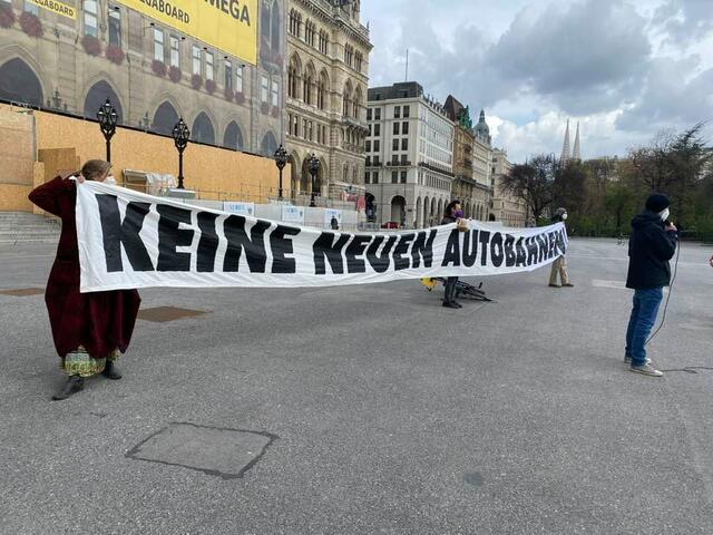 Kurz vor dem Beginn der Sitzung des Mobilitätsausschusses im Rathaus protestieren Vertreter von "Hirschstetten-retten" und Fridays-For-Future gegen die "Stadtstraße". | Foto: Sequenz