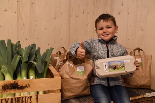 Der kleine Andre empfiehlt die Eier vom elterlichen Bruggerhof. | Foto: Kainz