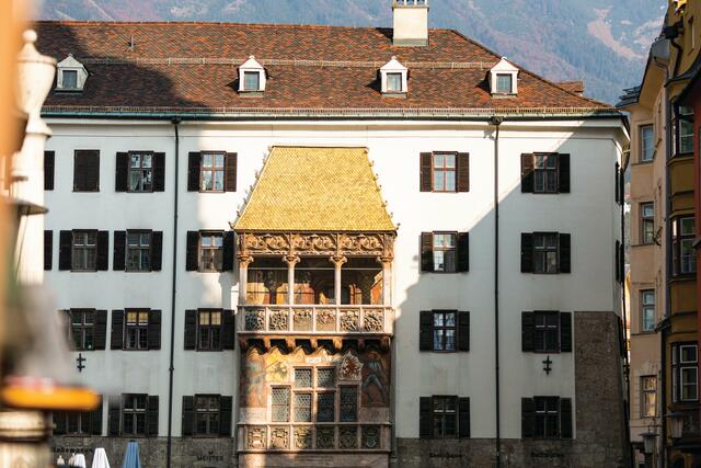 Einen unverstellbaren Blick auf das Goldene Dachl genießen die Besucherinnen und Besucher vom Innsbrucker Stadtturm aus.